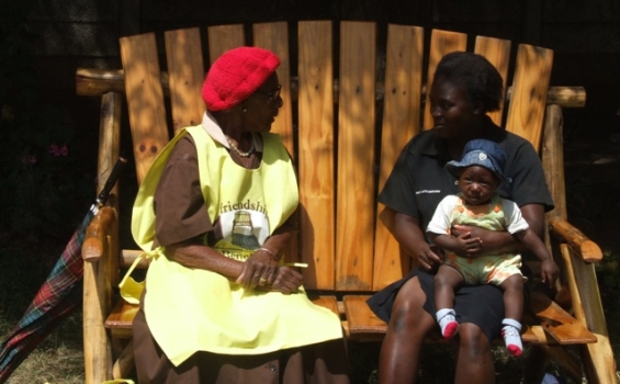 Au Zimbabwe, une agente de santé qualifiée conseille une jeune mère sur le Banc de l’amitié, dans le cadre d’un projet appuyé par Grands Défis Canada.