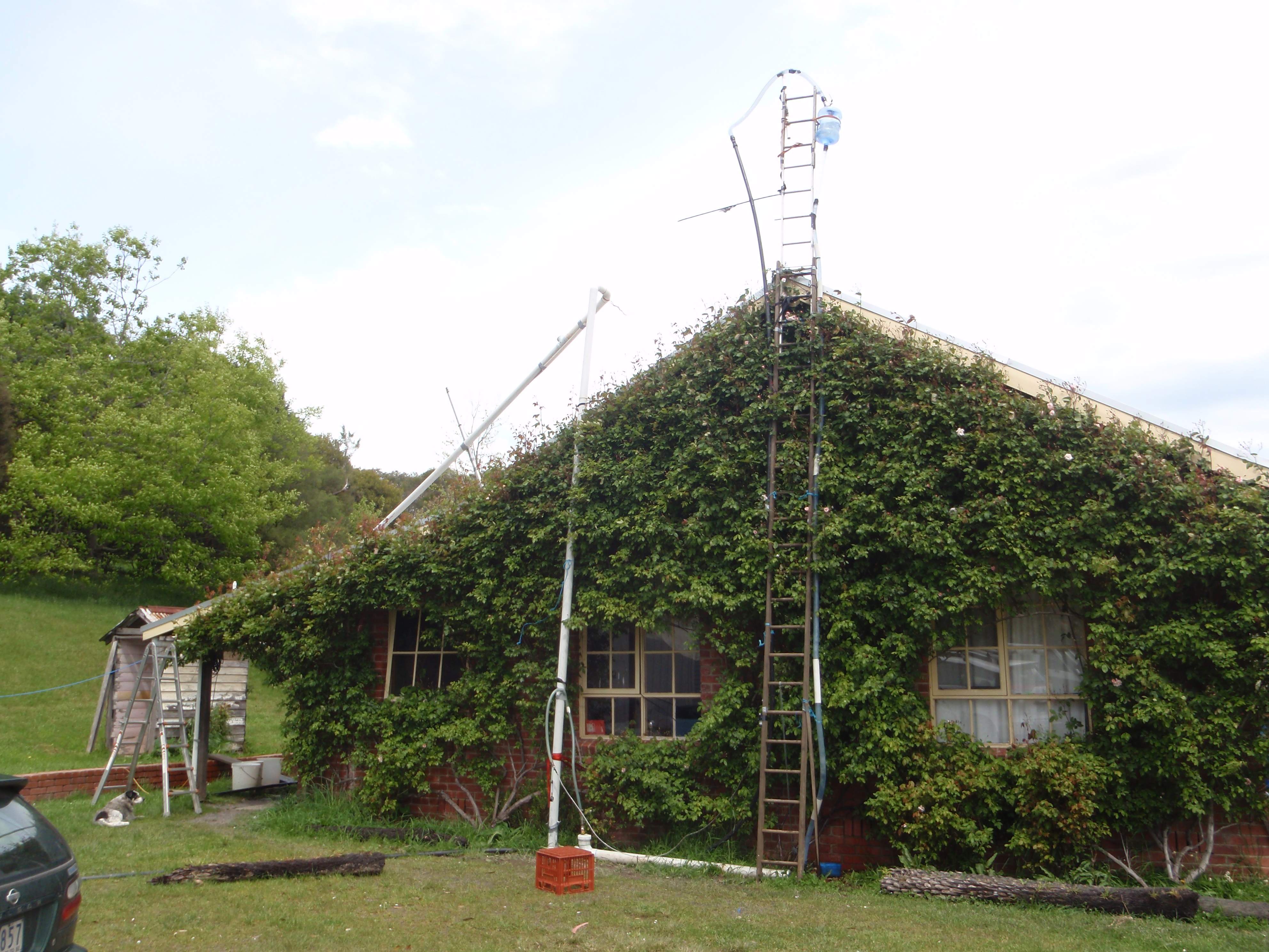 Première tentative de l’auteur pour construire un concentrateur alimenté à l’eau à côté de la maison de ses parents