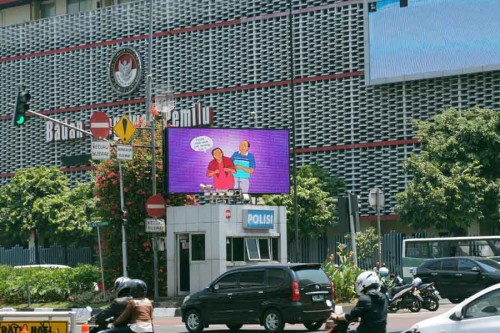 Drivers stop at a traffic light in Central Jakarta to watch the 10 signs video, screened on electronic billboards in 12 strategic locations across Jakarta during World Alzheimer's Month 2014, courtesy of the Jakarta City Government.