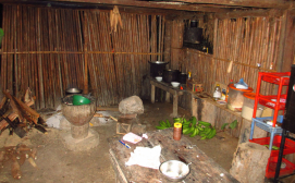 0509-01-10 Cocina dentro de la casa en el Tipnis 2013 (SODIS Foundation)
