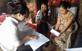A health worker assesses a patient using the WHO Disability Assessment Scale with the supervision of project staff during a home visit in Thanh Hoa,Vietnam (© Pham Thi Oanh)