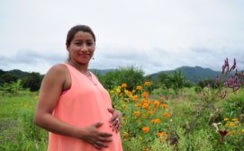 Fundacion Violeta - Pregnant woman visiting bio intensive garden. Photo credit Melvin Rodriguez.