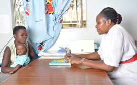 0563-01-10 Midwife counseling a mother