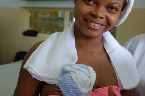 Kangaroo Mother Care is a cost-effective intervention known to save and improve the lives of low birth weight and pre-term infants. Photo credit: Fundación Canguro
