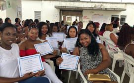 Semillas de Apego participants receiving their certificates